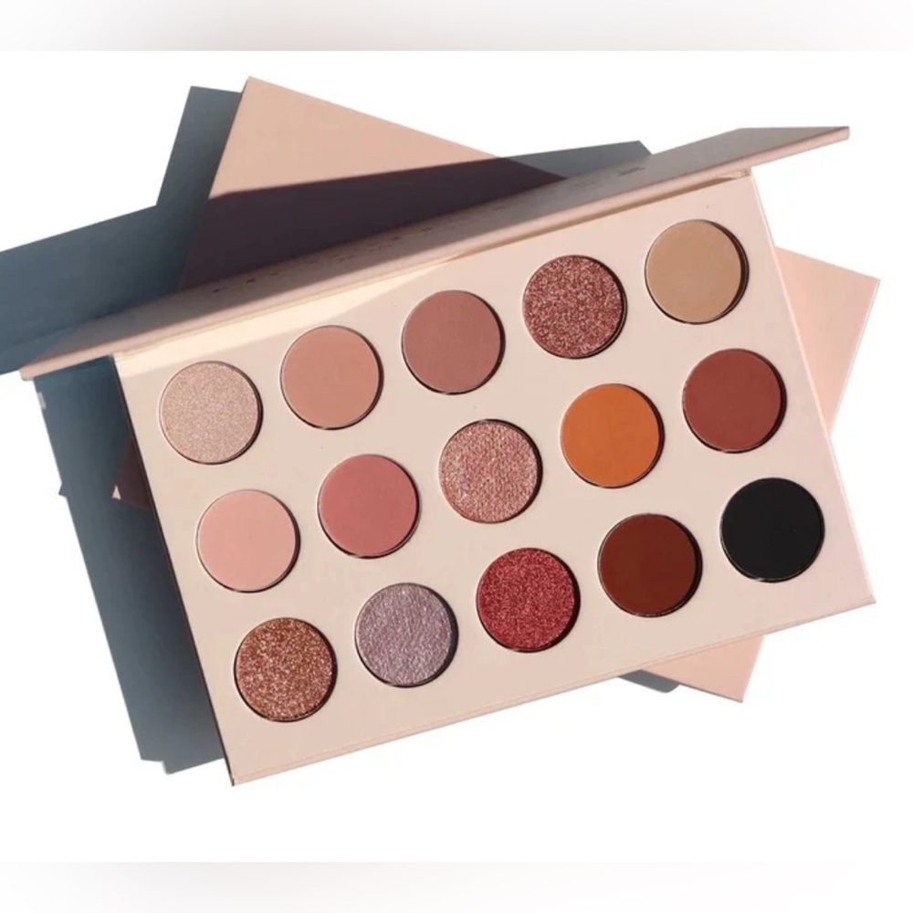 NIB 𝑴𝑶𝑶𝑵𝑺𝑳𝑰𝑪𝑬 𝑩𝒆𝒂𝒖𝒕𝒚 "𝑀𝑜𝑜𝑛𝑠ℎ𝑎𝑘𝑒" eyeshadow pallet